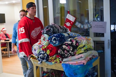 49265140418_b3d9ee7973_o-min red wings player delivering blankets